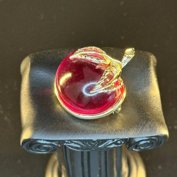 🍎 Vintage Red Lucite Apple Brooch – Gold-Tone with Rhinestone Leaves - Picture 2 of 3